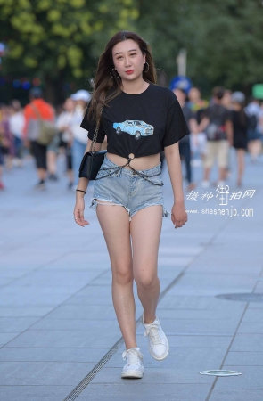 22567-42丰腴的热裤小姐姐 3P