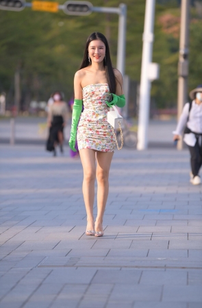 抹胸梅花裙小姐姐