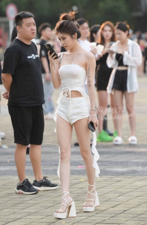 23623-7=78性感白皙美腿热裤闺蜜【套图➕视频】 11P