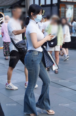 圆润挺翘 盈盈一握小蛮腰