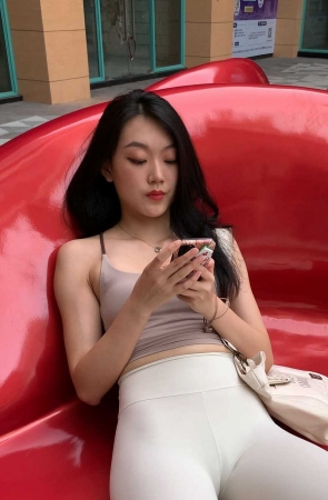 [一始专区] 白色紧身裤美女