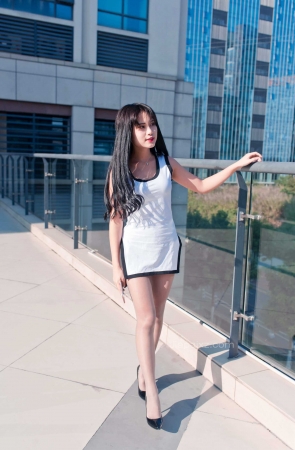 御风&白色高叉短裙美女遇上了色色的风【套图+视频】