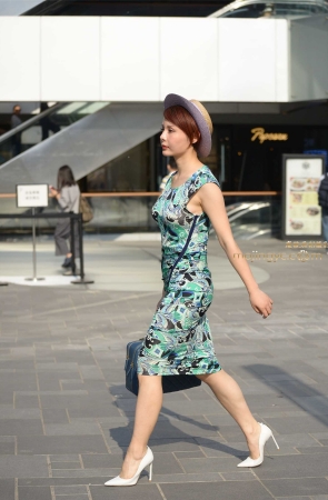 白色尖头细高跟，紧身裙勾勒身材（16p）