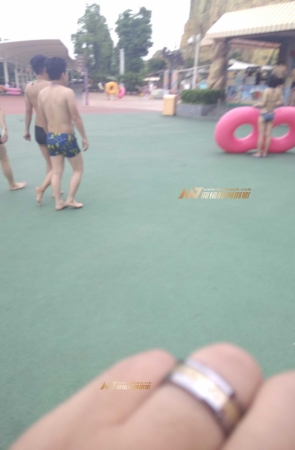连体泳装