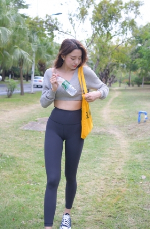 黑色紧身瑜伽裤美女