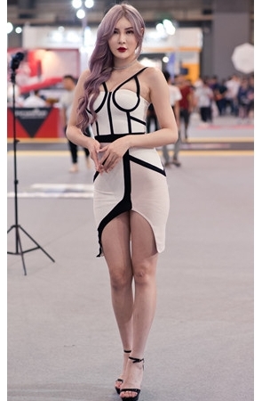 白色连体包臀裙美女(43P)[372M/JPG]