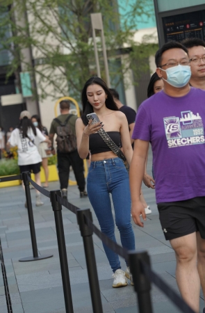 自信活泼的紧牛美眉