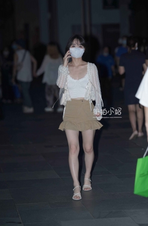 美腿美女打电话