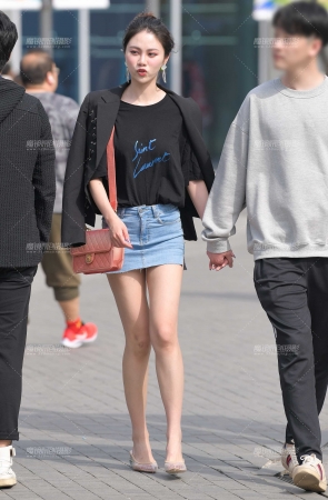 性感牛仔短裙长腿美女
