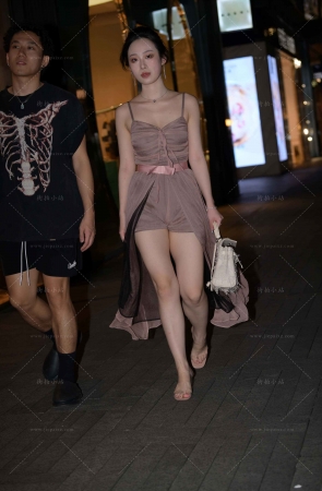 夜拍白皙美腿小姐姐
