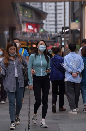 街拍紧身瑜伽裤美眉