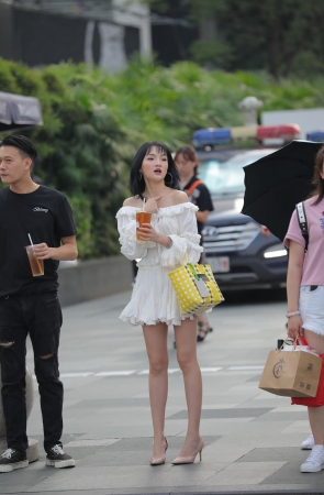 人群中的美腿仙女