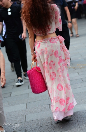 咔喳赛6 熟女长裙配T裤