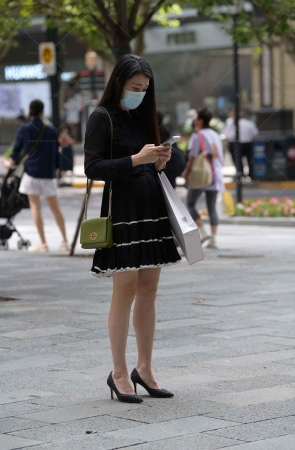 街拍黑色连衣裙黑色高跟