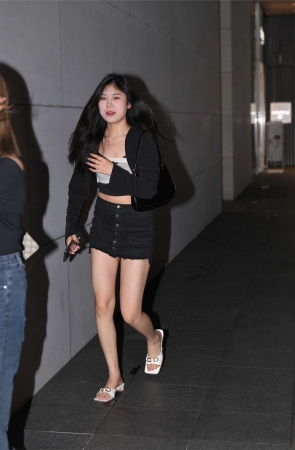 黑裙白凉拖街拍