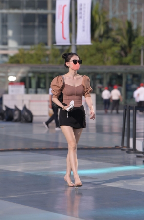 戴着粉色口罩的气质小姐姐