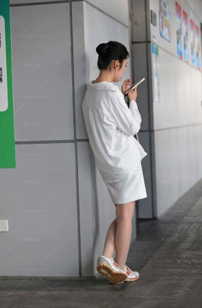 等电梯的白裙女孩儿