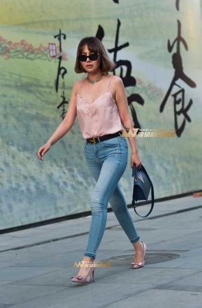 黄昏下的长腿紧牛气质女