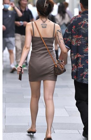 街拍吊带连体裙纹身美女【套图+视频】