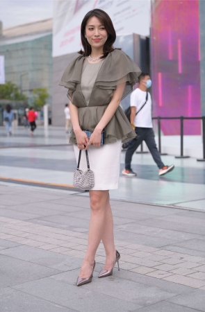 视觉冲击街拍作品 - 美腿美足的高层女主管