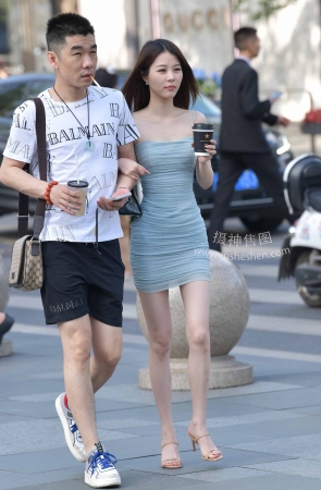 23518-1=81√白皙美腿女友【套图➕视频】 14P