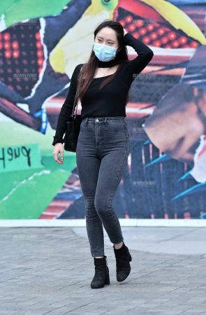 &热情大方牛仔裤美女