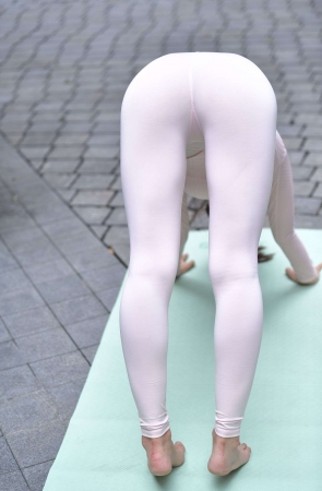 852粉色瑜伽裤美女（无水印精品）