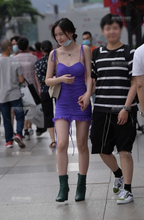 性感的吊带裙美女