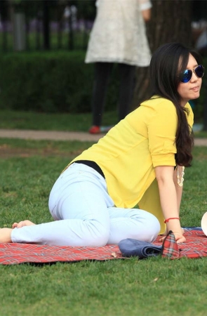 No977 出挑的黄衣美女，老远就盯上她了