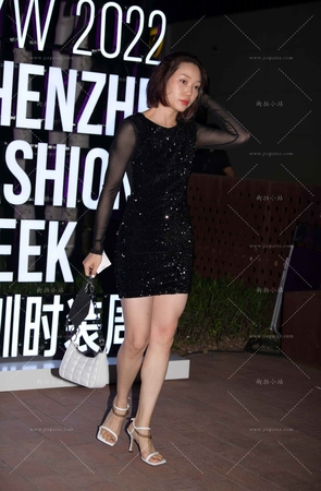 白色凉高短黑裙美女