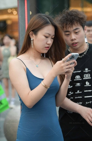 2353-2=76√街拍低胸包臀裙女友 13P