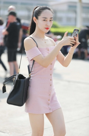 粉色连衣短裙扎马尾漂亮小姐姐