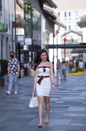 街拍抹胸白裙时尚靓女
