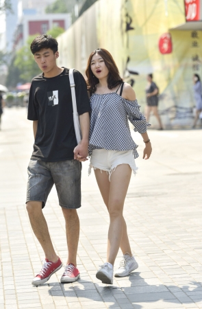 可爱的长腿热裤小美女