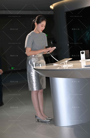 工作中的华为销售员小姐姐