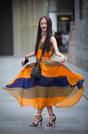 长裙美女 诠释青春甜美的风采