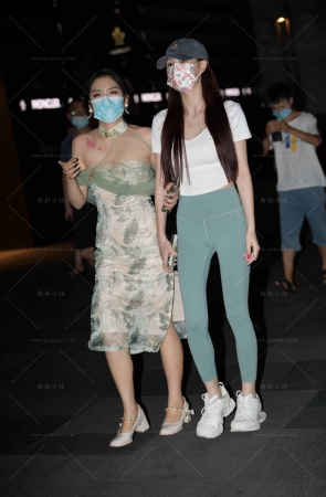 夜拍运动鞋紧身裤小姐姐