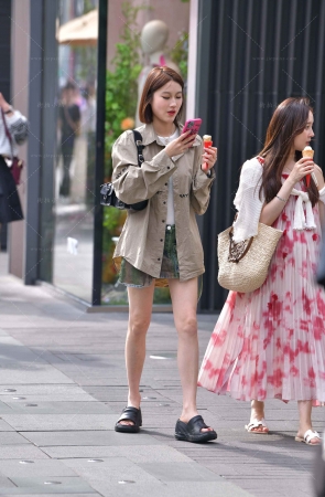 街拍美腿凉拖姐妹