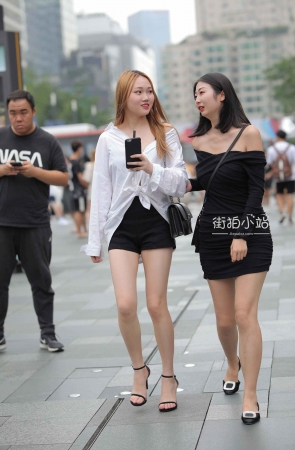 街拍白衬衫小姐姐跟闺蜜