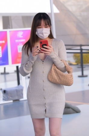 她这肌肤真嫩白~又性感