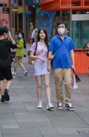 粉色的猫咪T恤女孩儿