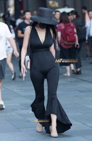 V字领长腿美女