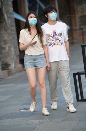 小哥牵着她的女盆友