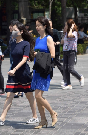 街拍蓝色裙高跟姐姐
