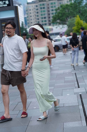 街拍别人家的吊带裙女盆友