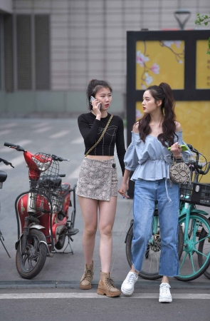 街拍短裙美眉与闺蜜