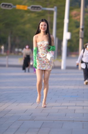 抹胸梅花裙小姐姐