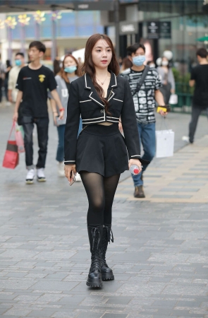 黑色短裙黑丝长靴