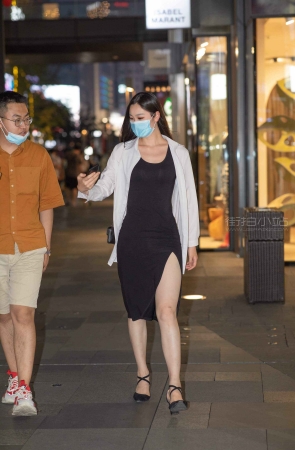 夜拍开叉裹身裙美女