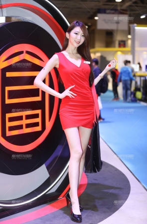 漂亮红裙大长腿小姐姐